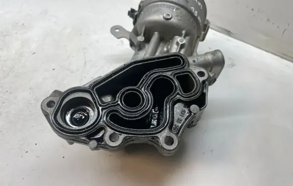 Citroen C5 Aircross Oil filter mounting bracket 9823532380
