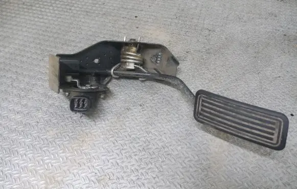 Toyota Avensis T250 Accelerator throttle pedal