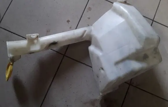 Jeep Cherokee Windshield washer fluid reservoir/tank 55156160