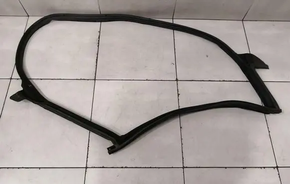 Tesla Model 3 Rubber seal rear door 109051000L