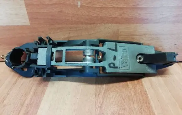 Rover 75 Front door exterior handle/bracket UR302250