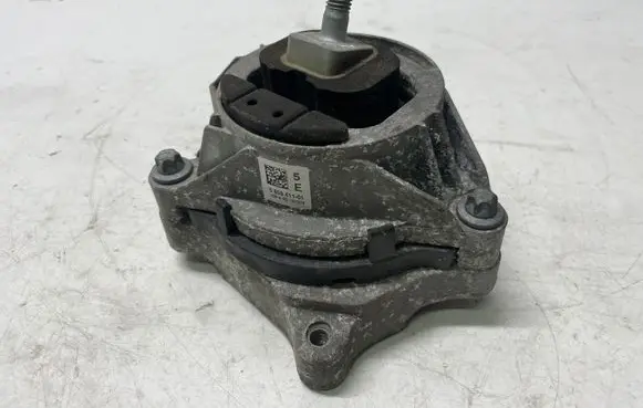 BMW 1 F20 F21 Engine mount bracket 6859411