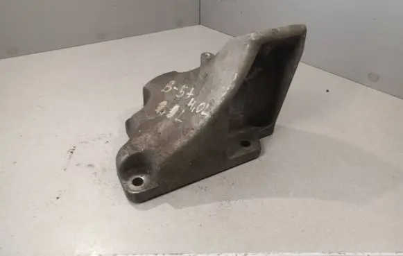 Volkswagen PASSAT B5.5 Engine mounting bracket 07D199307B