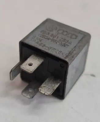 Volkswagen PASSAT B5 Other relay V23134B52X301 PA66GF25 1J0951253A
