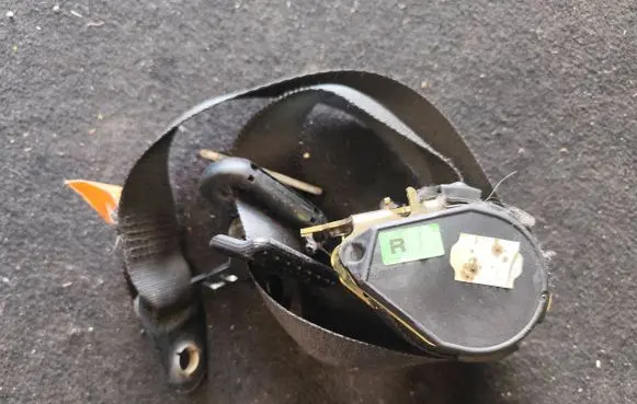 Ford Focus Front seatbelt 98ABA61294DA 040238