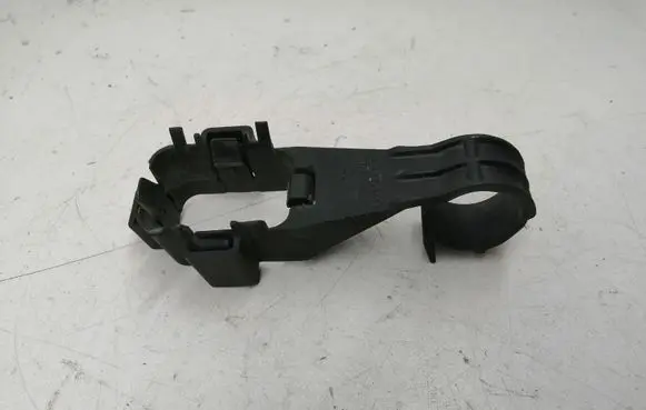 Volvo XC70 Air filter cleaner box bracket assembly 30772989