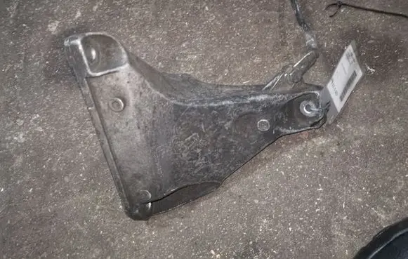 Volkswagen PASSAT B5.5 Engine mounting bracket 8D0199308AB