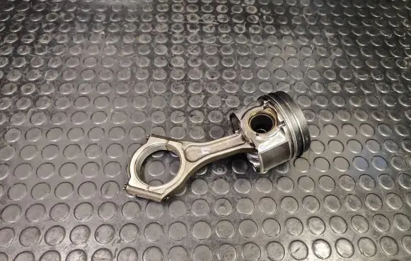 Subaru Outback Piston with connecting rod B4XW
