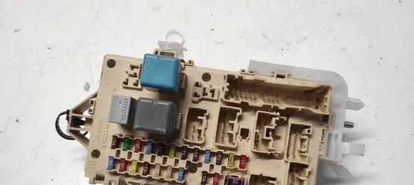 Toyota Corolla Verso AR10 Fuse module 3285077933 05061011321401 905765