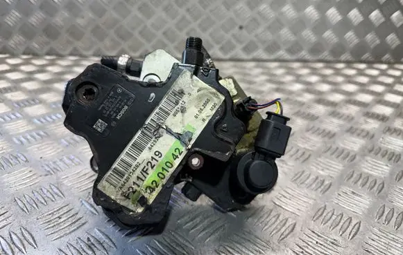 Mercedes-Benz CLS C219 Fuel injection high pressure pump A6420700201