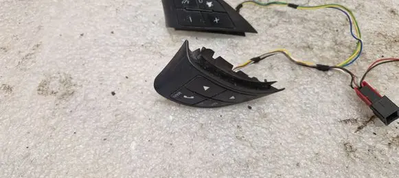 Steering wheel buttons/switches