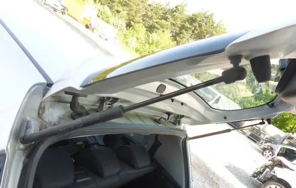 Hyundai i10 Tailgate strut 81770-B9010