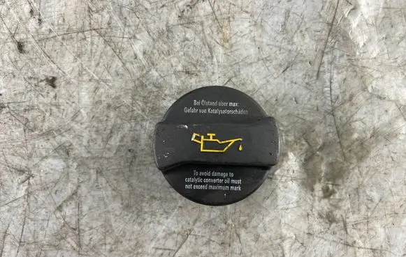Audi A3 S3 8P Oil filler cap 06b103485c