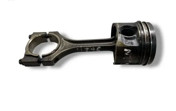 Toyota Avensis T270 Piston with connecting rod 1ww