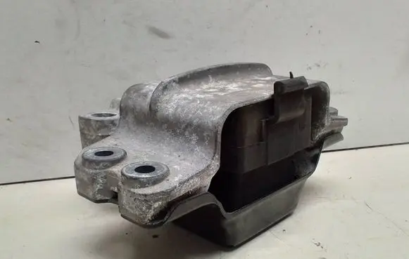 Engine mount bracket
