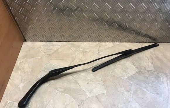 BMW 3 E90 E91 Front wiper blade arm 7253399