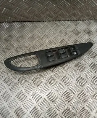 Nissan Primera Electric window control switch 25401AV640