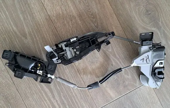 Peugeot 2008 II Coupe door lock (next to the handle) 444422