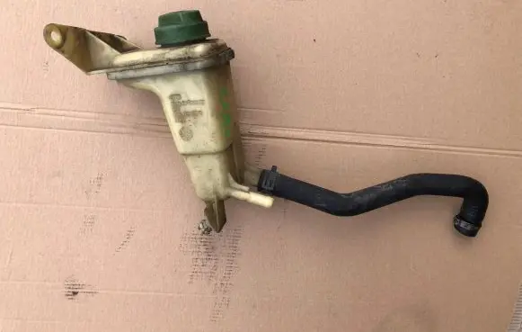 Audi A6 S6 C5 4B Power steering fluid tank/reservoir 8D0422373