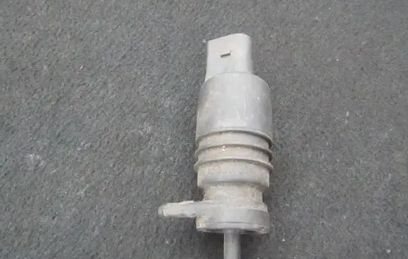 Volkswagen PASSAT B5 Windscreen/windshield washer pump