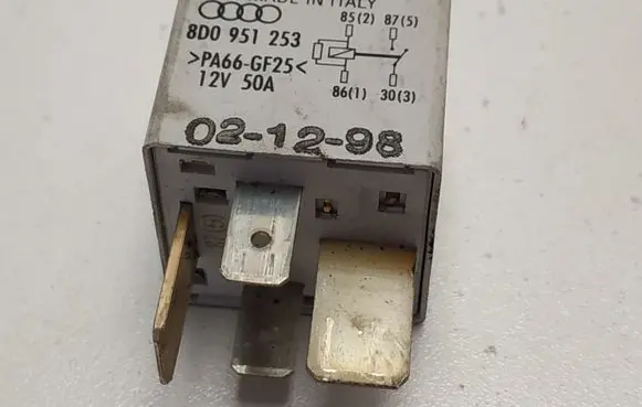 Volkswagen PASSAT B5 Other relay 8D0951253