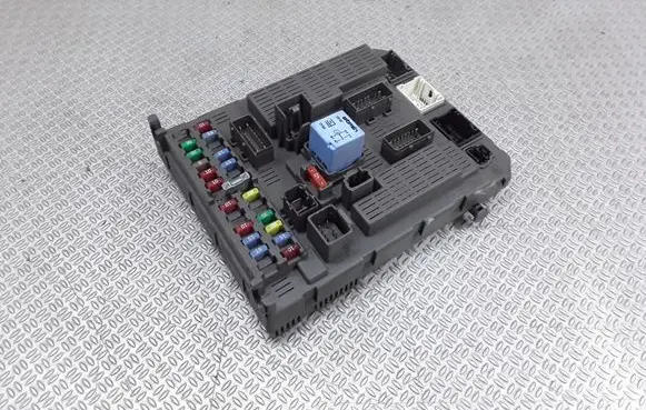 Peugeot 807 Fuse module 9651938180
