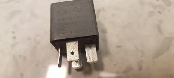 Volkswagen PASSAT B5 Other relay 8D0951253A