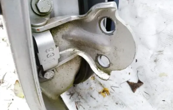 Mitsubishi Carisma Rear door lower hinge
