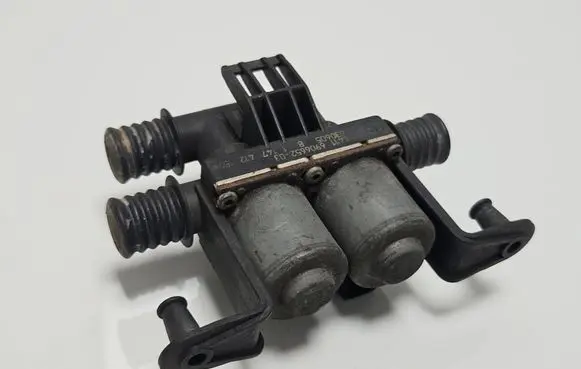 BMW 5 E60 E61 Coolant heater control valve 6906652 030605 1147412