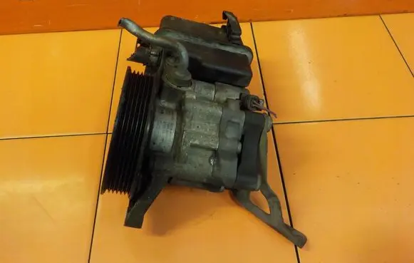 Mercedes-Benz C AMG W204 Power steering pump A0064661501 11MB24