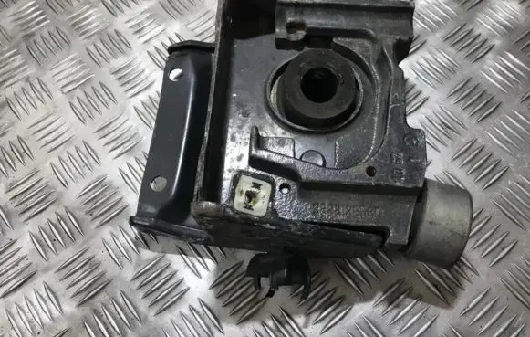 Citroen Xsara Picasso Engine mount bracket 9638136580