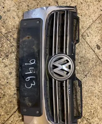 Volkswagen Jetta V Front bumper upper radiator grill