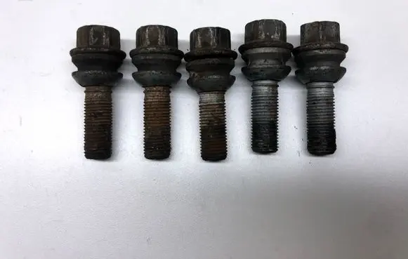Volkswagen Touareg I Nuts/bolts 