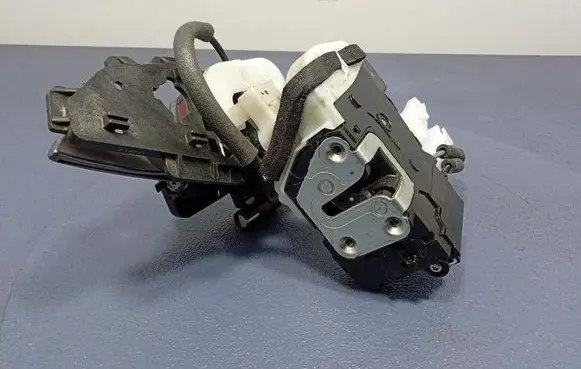 Hyundai ix35 Front door lock 813102Y000