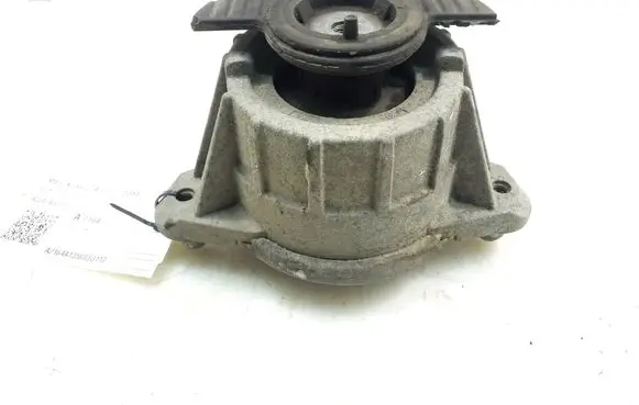 Mercedes-Benz C W204 Engine mount bracket A2042400117