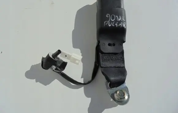 Nissan Pulsar Rear seatbelt buckle