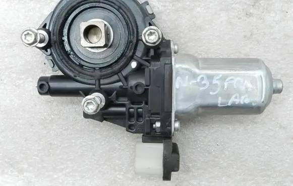 Nissan X-Trail T31 Front door window regulator motor 80730JG400