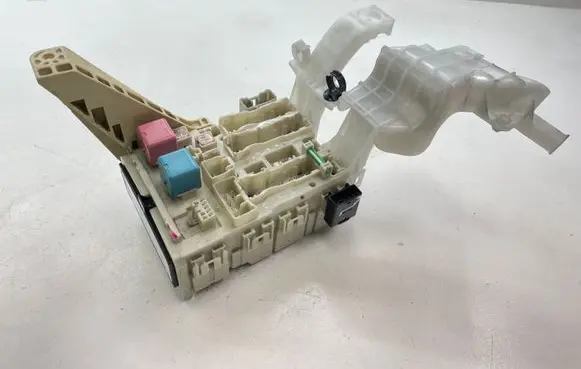 Toyota Yaris Fuse module 8273052700 312638B18