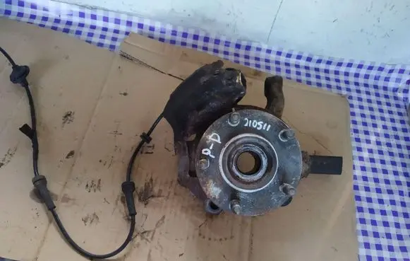 Nissan X-Trail T30 Front wheel hub