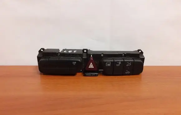 Mercedes-Benz C W203 Hazard light switch 3973 2038216258