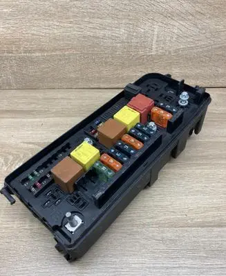 Opel Signum Fuse module 13144709 519066005