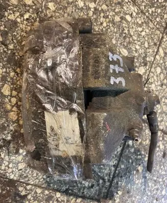 Volkswagen PASSAT B6 Front brake caliper
