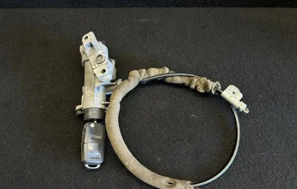 Volkswagen PASSAT B5.5 Ignition lock 4B0905851B