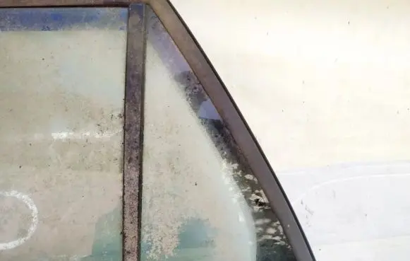Rear vent window glass