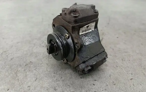 Opel Corsa C Fuel injection high pressure pump 55185549BOSCH