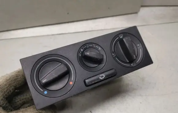 Volkswagen PASSAT B5 Climate control unit 1J0819045G