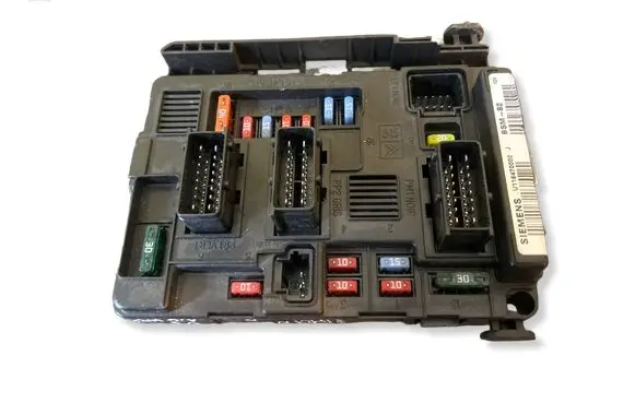 Peugeot Partner Fuse module 965061858000 U118470002J