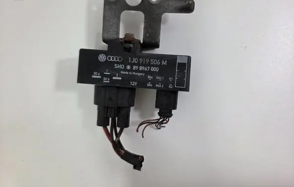 Volkswagen Golf IV Coolant fan relay 1J0919506M