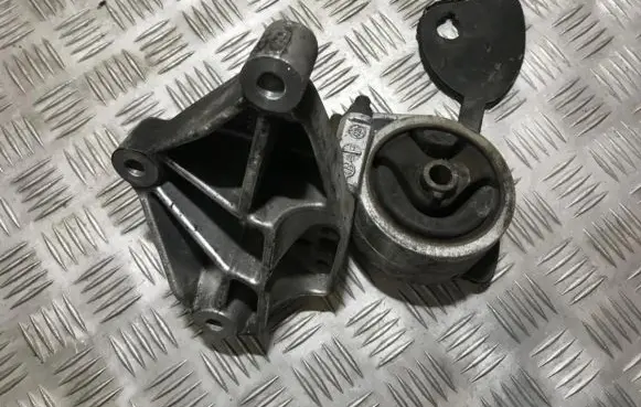 Volvo S40, V40 Engine mount bracket 30814380 3318040