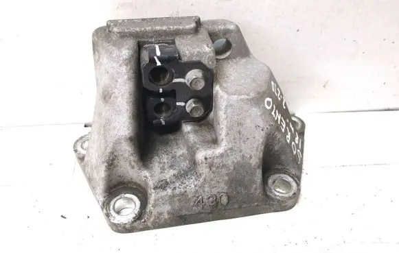 KIA Sorento Engine mounting bracket
